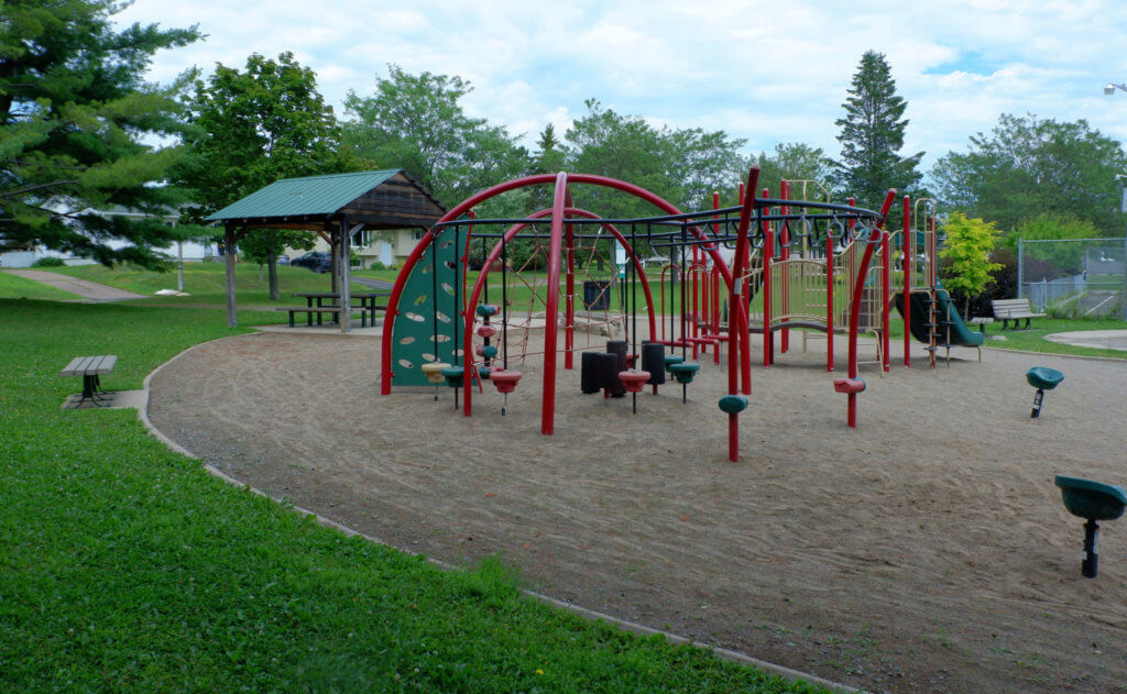 codiac heights PLAYGROUND PARK PICKLE PLANET MONCTON climbing structure shade